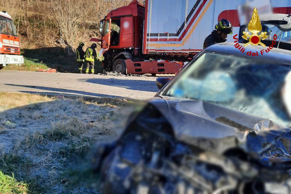 Urbino - Incidente in località Le Cerque, automobilista in ospedale dopo impatto contro camion